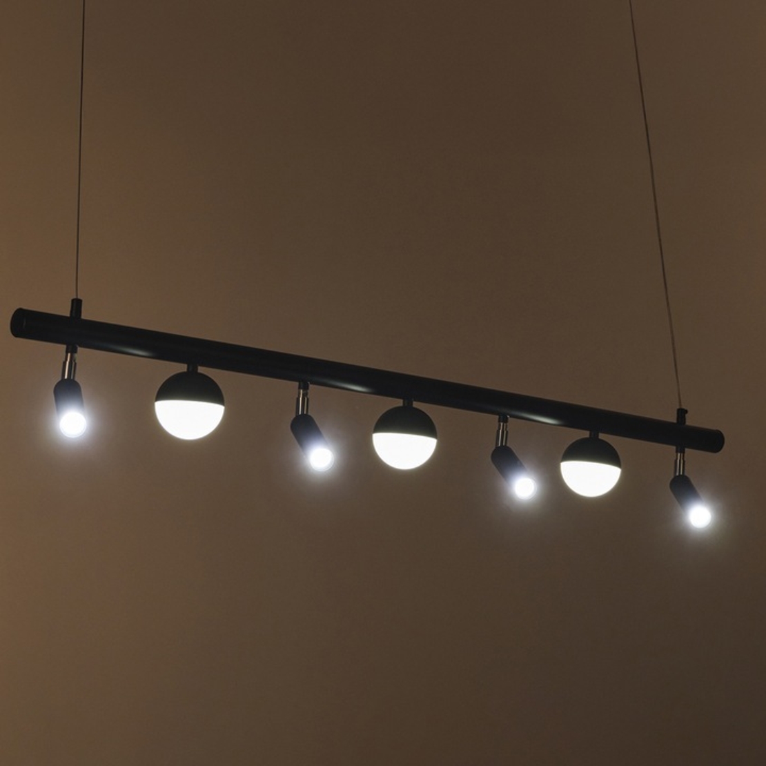 LED полилей „Black Elegance“ – стил и светлина за вашия дом