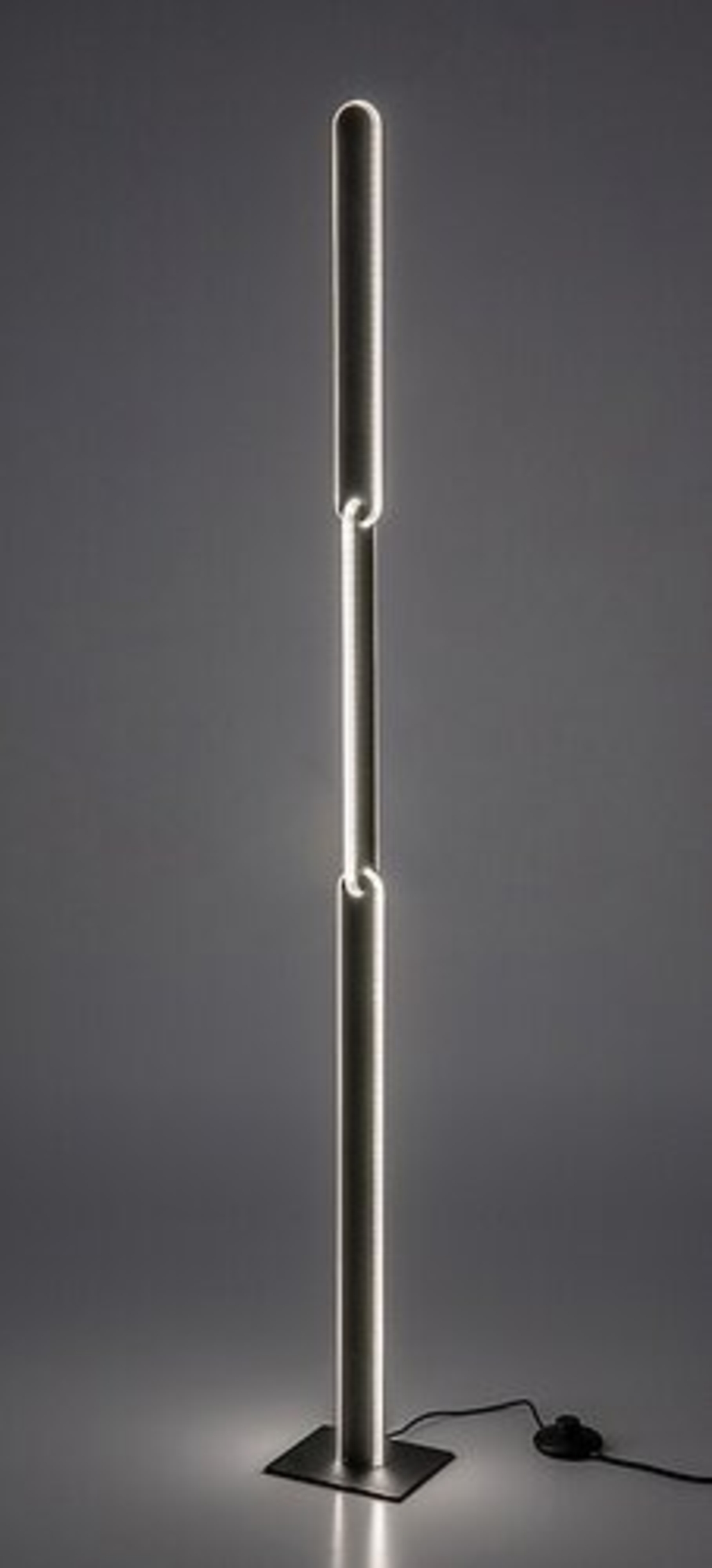 Модерен LED лампион 33W с регулиране на цветната температура – черен