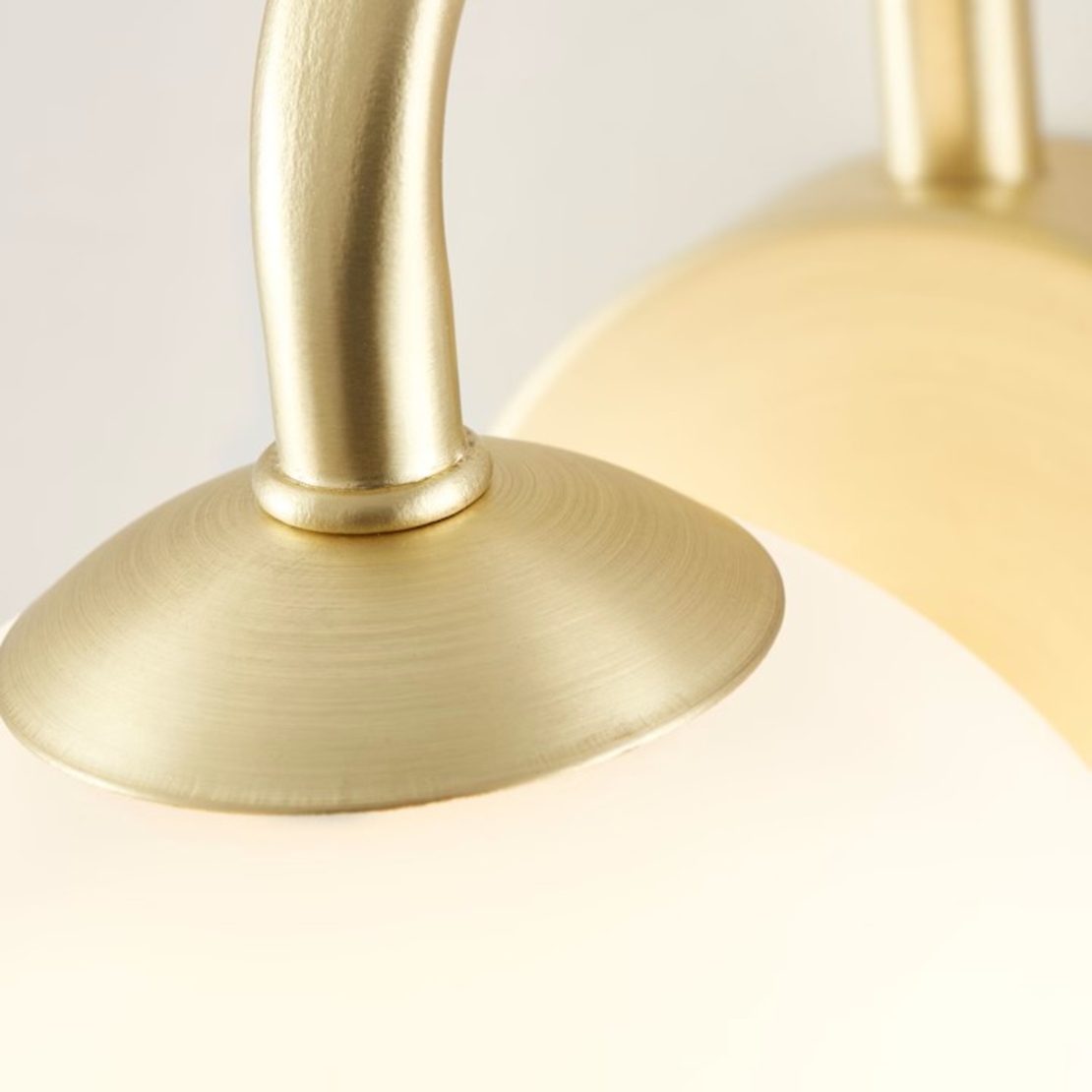 Елегантен стенен аплик в матирано злато – метал и стъкло с ключ E27