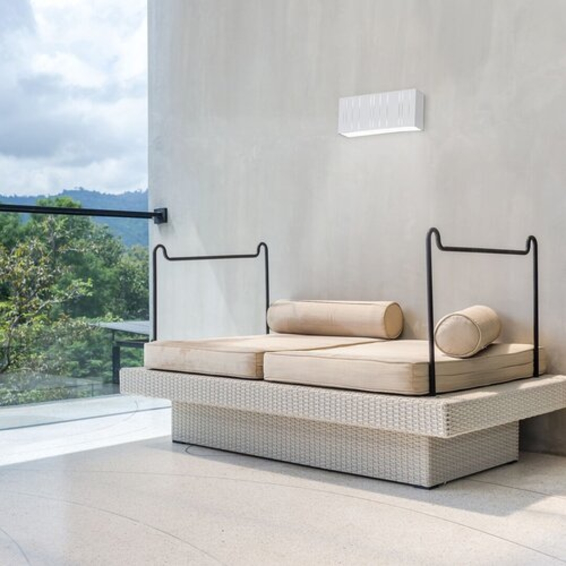 Минималистичен бял LED аплик Maribor 12W – стилно фасадно осветление с естествена светлина