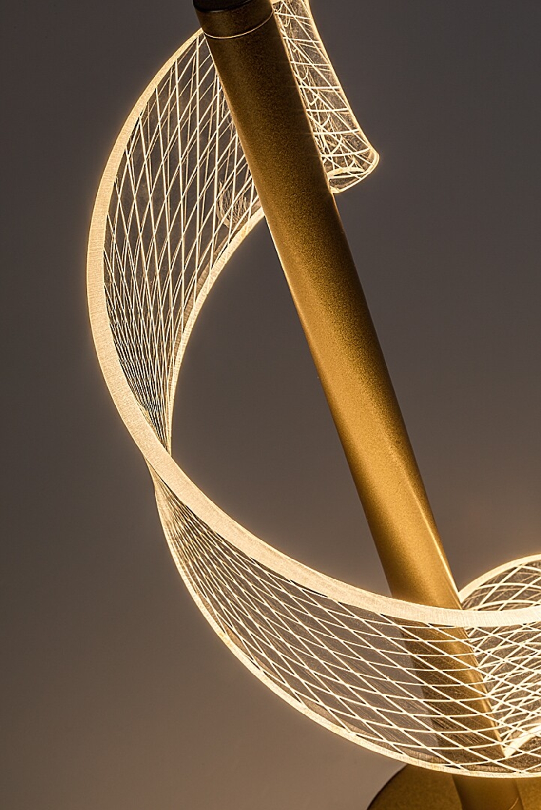 Елегантна настолна LED лампа 6W, златен метал и акрил, топло бяла светлина