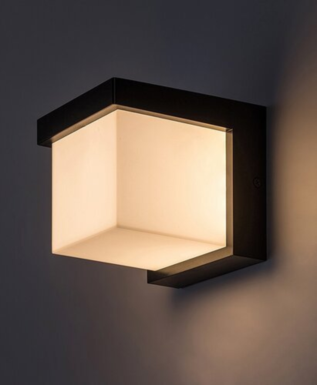 Модерен черен LED аплик Andelle 10W – стилно външно осветление с топла светлина