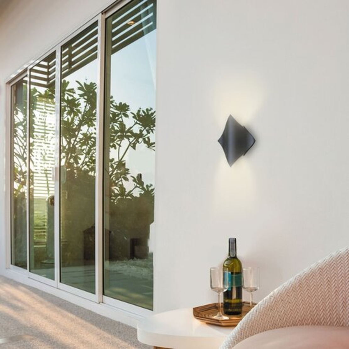 Модерен външен LED аплик Navia 11W – стилно и мощно фасадно осветление с IP65 защита