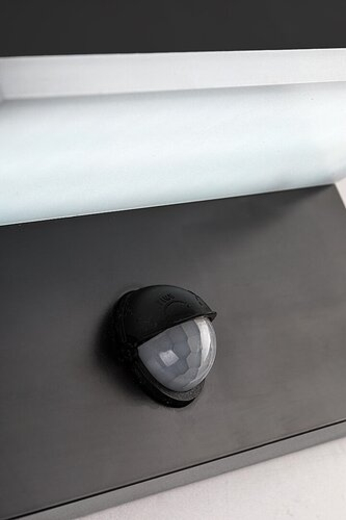 Интелигентен черен LED аплик Zaragoza 9W – сензорно външно осветление с регулируема цветна температура