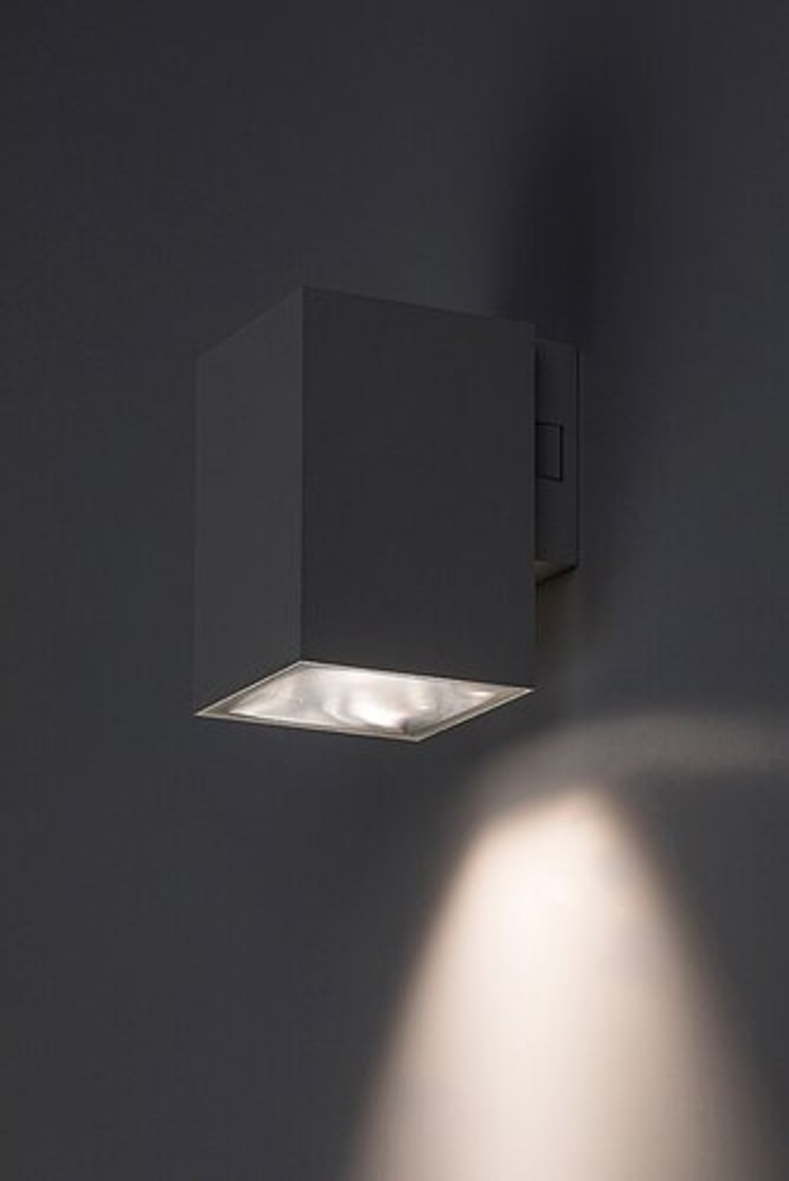 Външен LED аплик Urfa 9W в бял цвят – регулируема светлина за модерни фасади