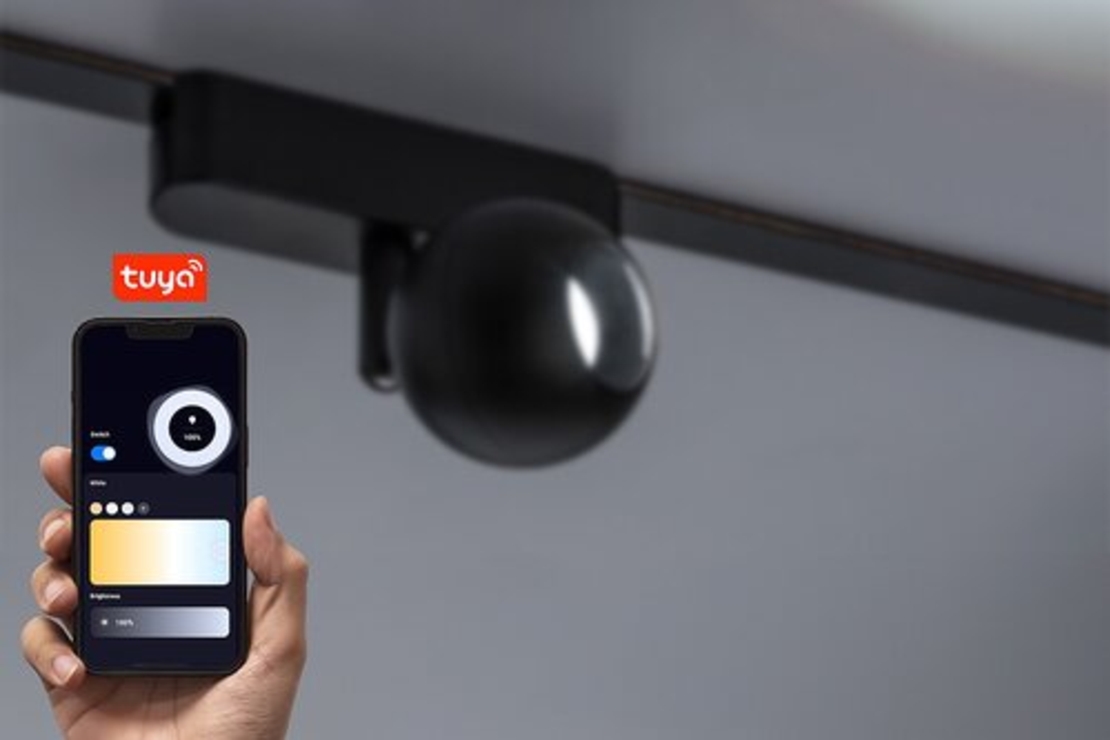 Смарт LED релсов спот – 5W регулируема цветна температура 2700–5500K, Wi-Fi управление, стилен черен алуминий