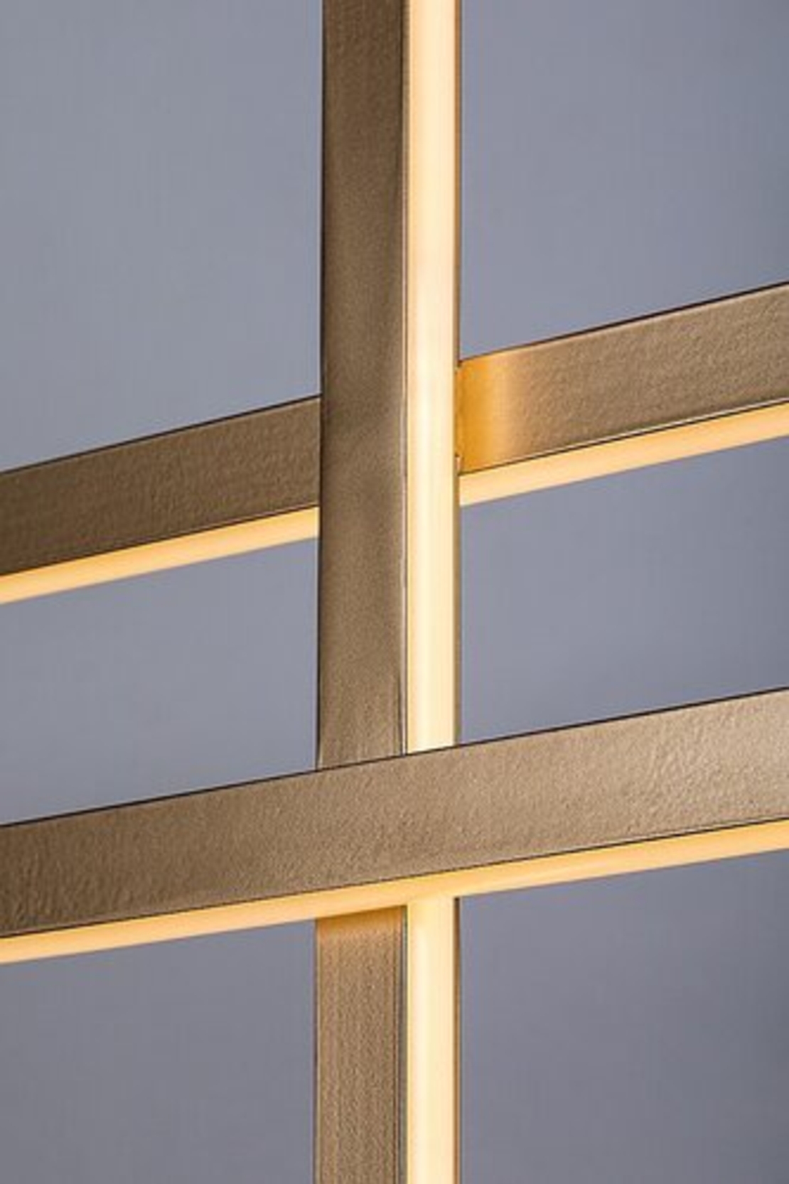 Модерен LED полилей – черен и матирано златен метал, 40W, 3000K