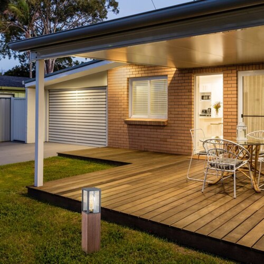 Градински стълб Wales E27 – стилно външно осветление в цвят тъмен дъб с IP44 защита