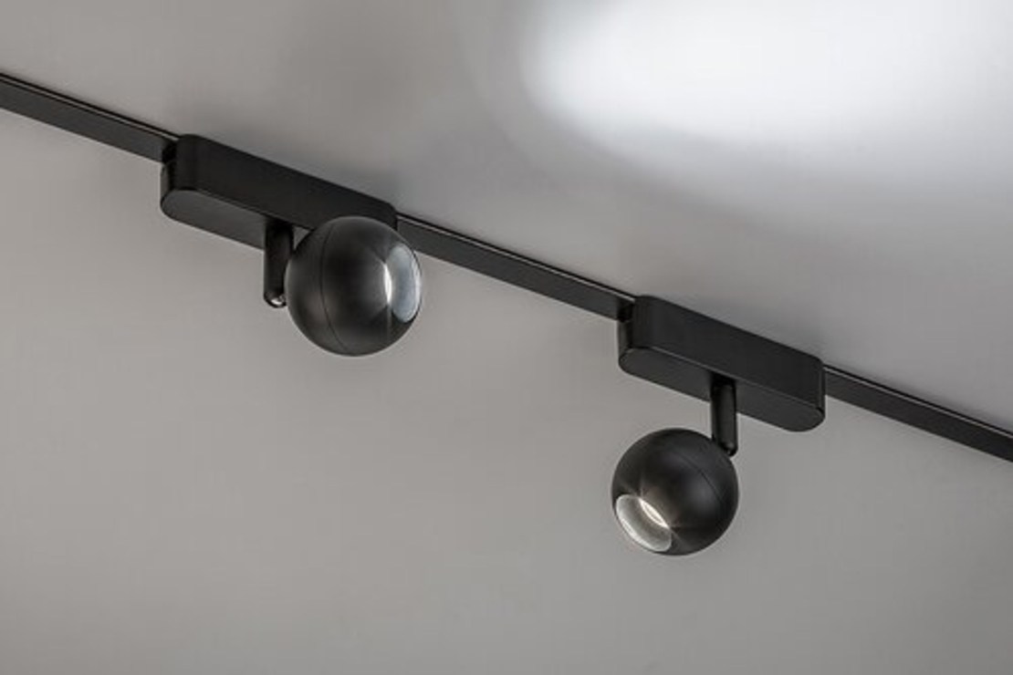 Смарт LED релсов спот – 5W регулируема цветна температура 2700–5500K, Wi-Fi управление, стилен черен алуминий