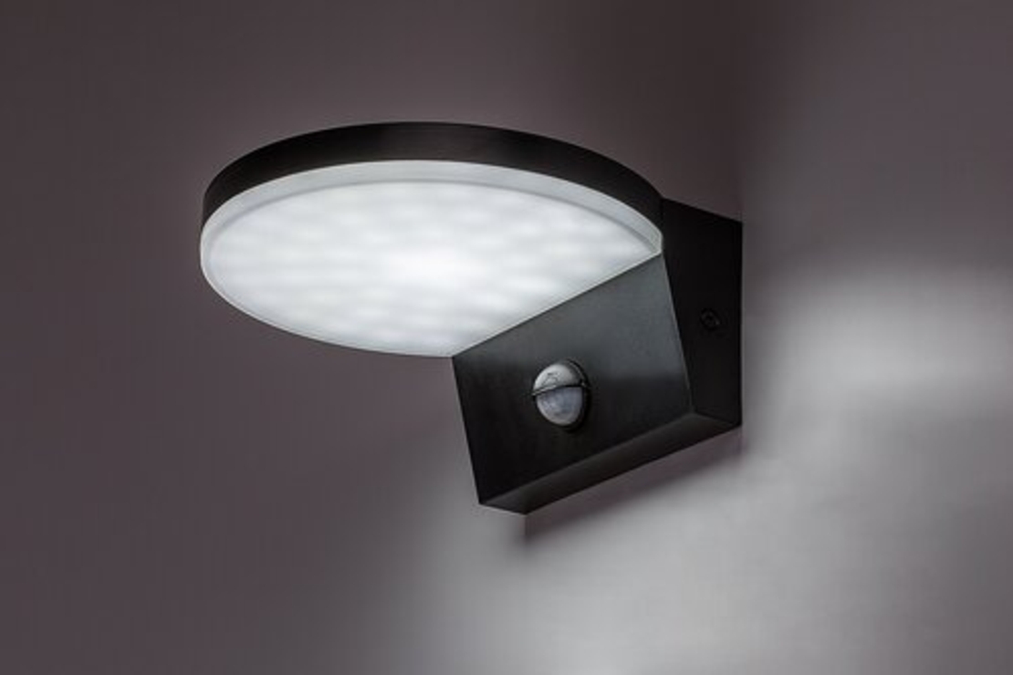 Интелигентен фасаден LED аплик Batida 9W с регулируема светлина и PIR сензор