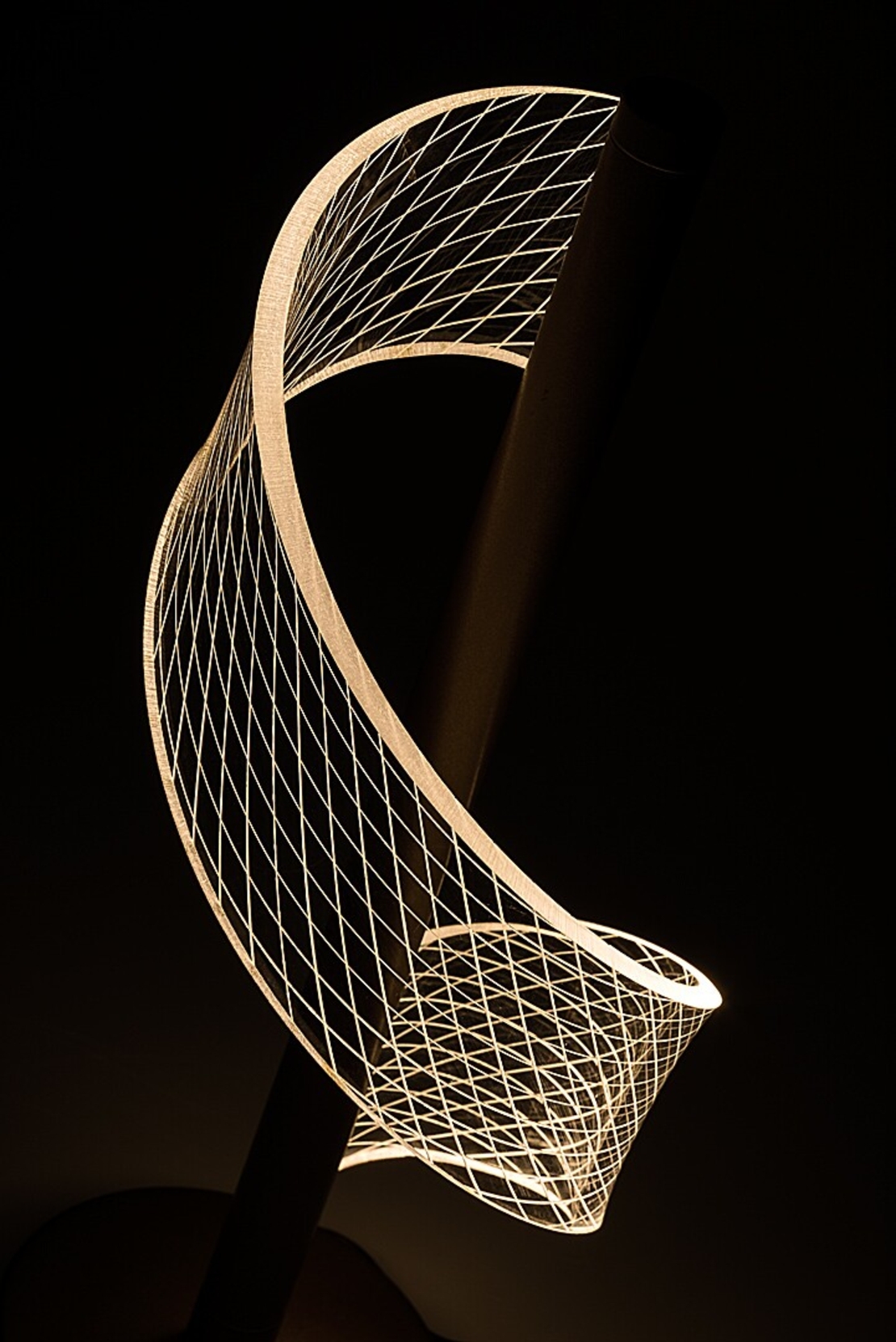 Елегантна настолна LED лампа 6W, златен метал и акрил, топло бяла светлина