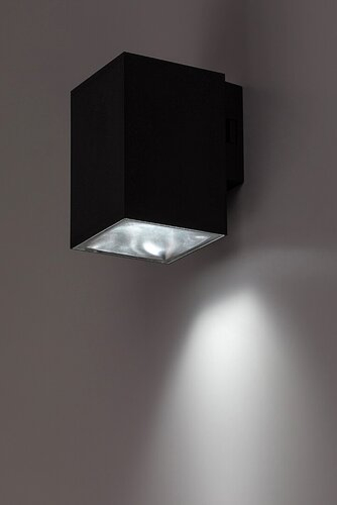 Компактен външен LED аплик Urfa 9W с регулиране на светлината – модерен, практичен и надежден