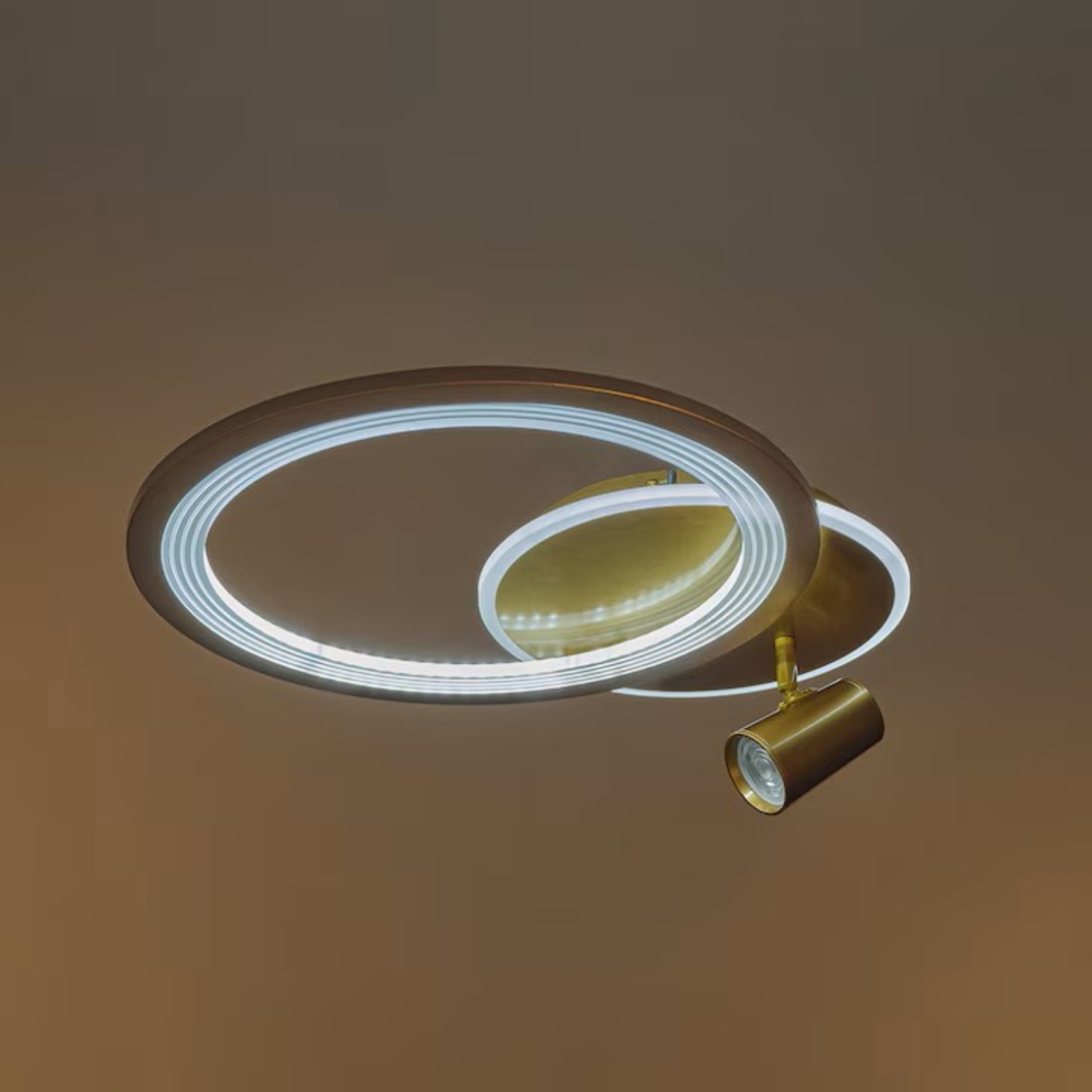 LED таванен плафон 69W – матирано злато със Smart управление, димиране и подвижни рамена