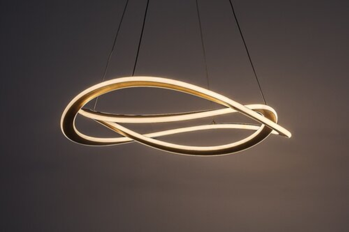 Елегантен LED висящ полилей 72W –от матирано златос регулируема височина и топла светлина 3000K с топла светлина 3000K