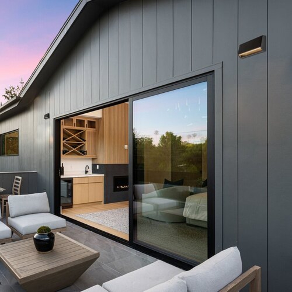 Компактен черен LED аплик Ibar 3W – модерно фасадно осветление с топла светлина