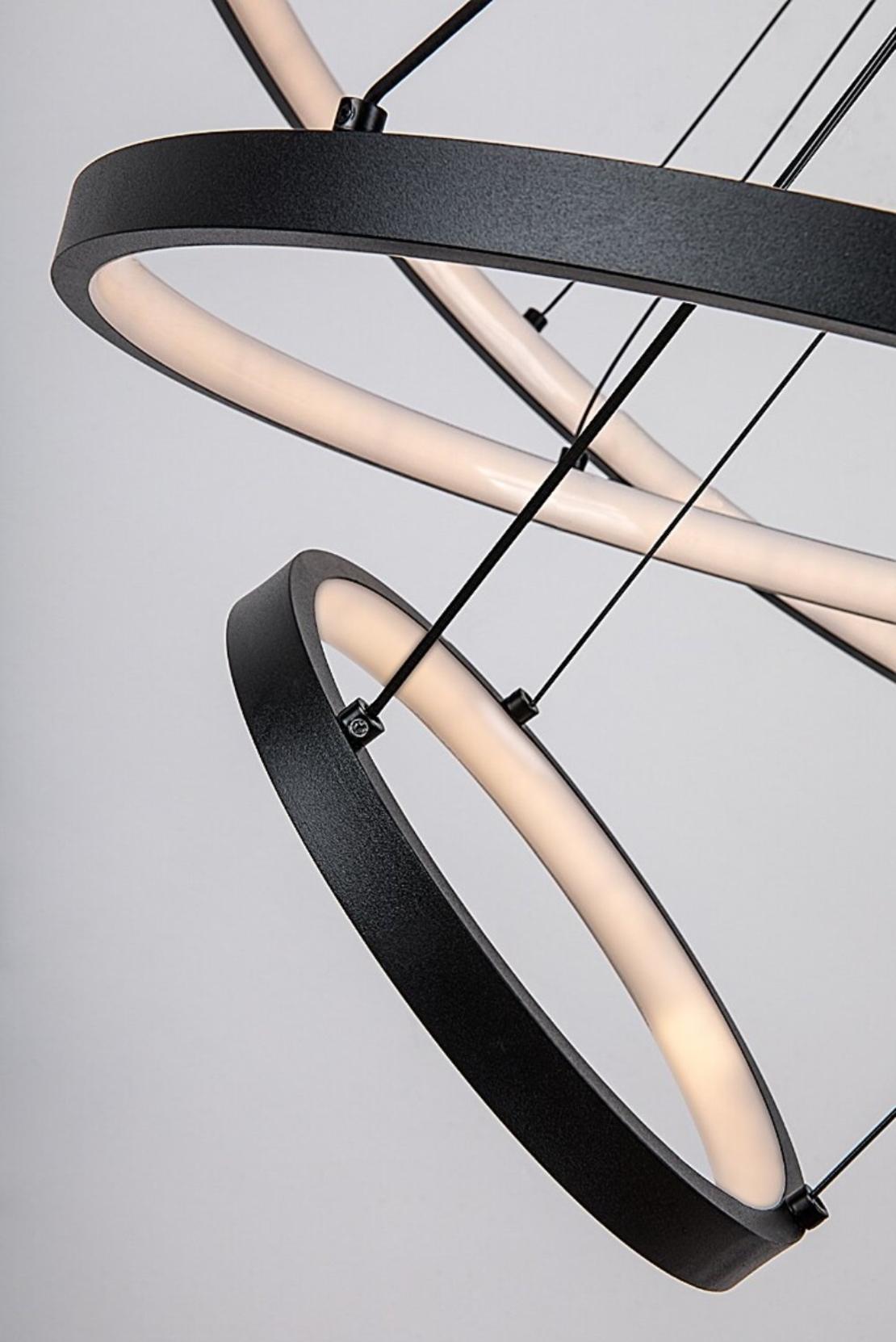 Модерен LED полилей 90W – черен метал, регулируема светлина и дистанционно управление