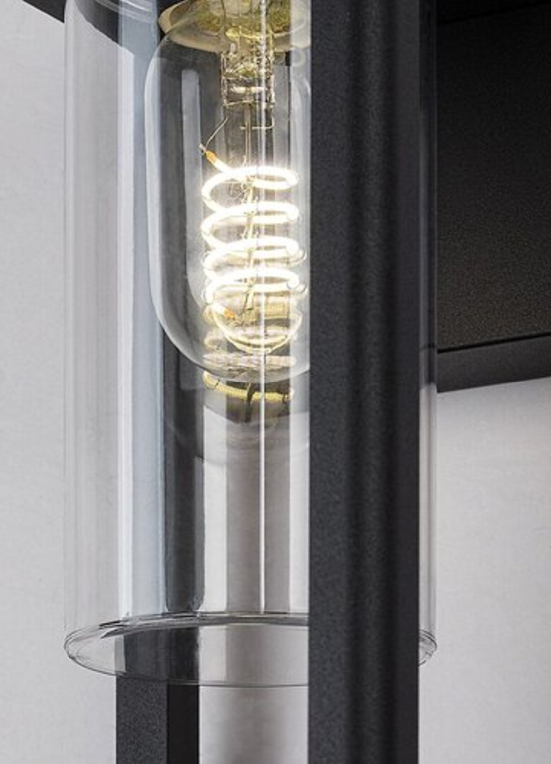 Външен аплик Zernest E27 със сензор – модерно фасадно осветление с IP54 защита