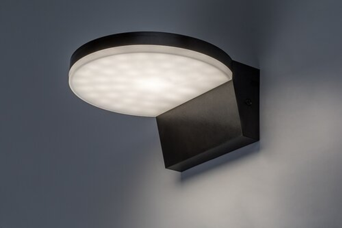 Модерен външен LED аплик Batida 9W с регулируема светлина – стилно фасадно осветление