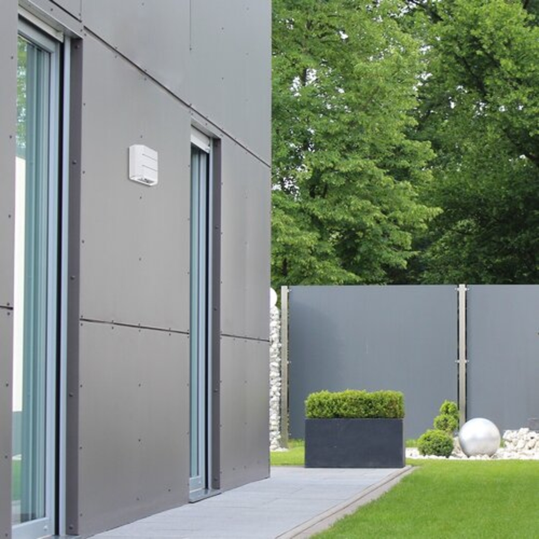 Стилен бял квадратен LED аплик Lippa – компактно фасадно осветление 6W