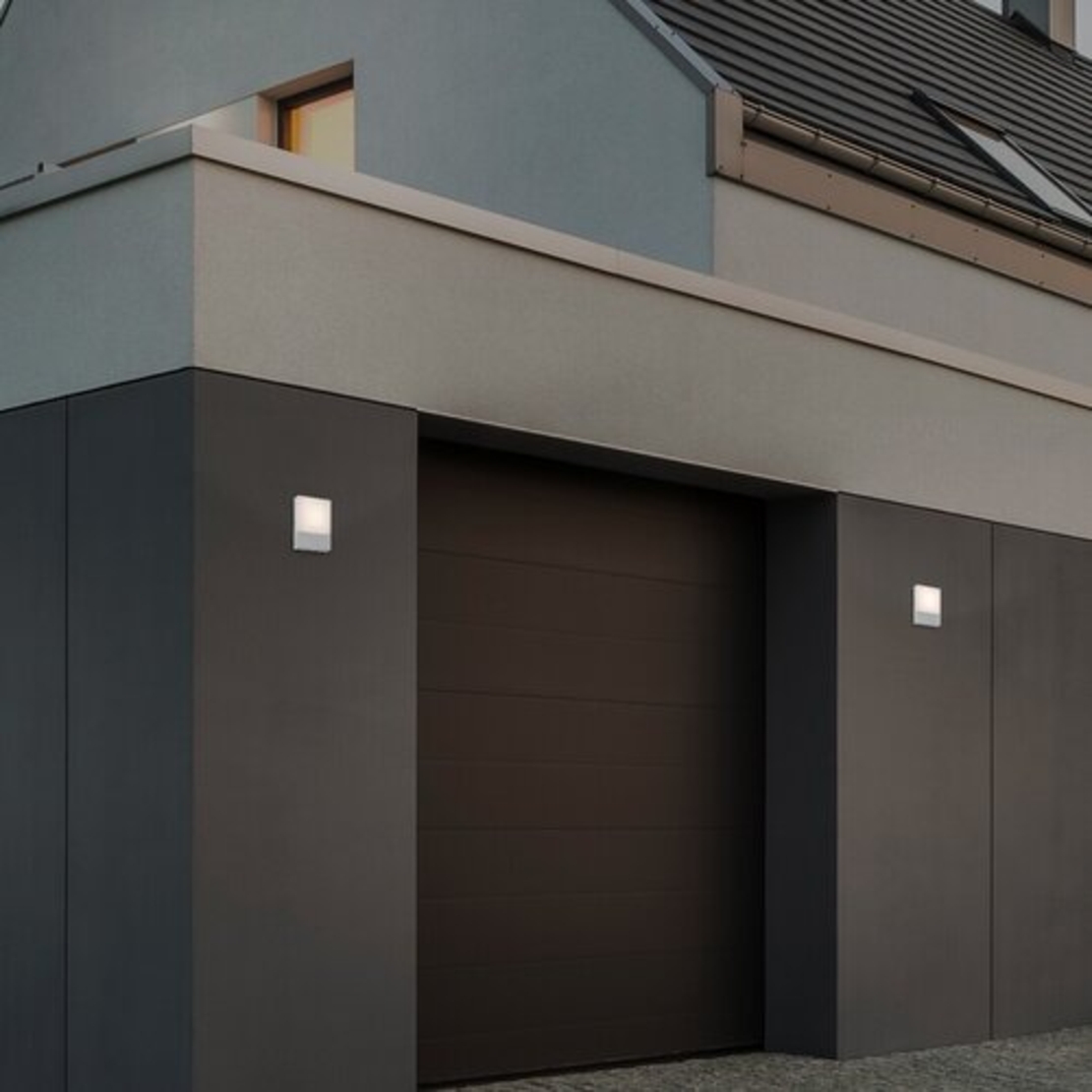 Модерен бял LED аплик Gimone 10W – елегантно вертикално фасадно осветление