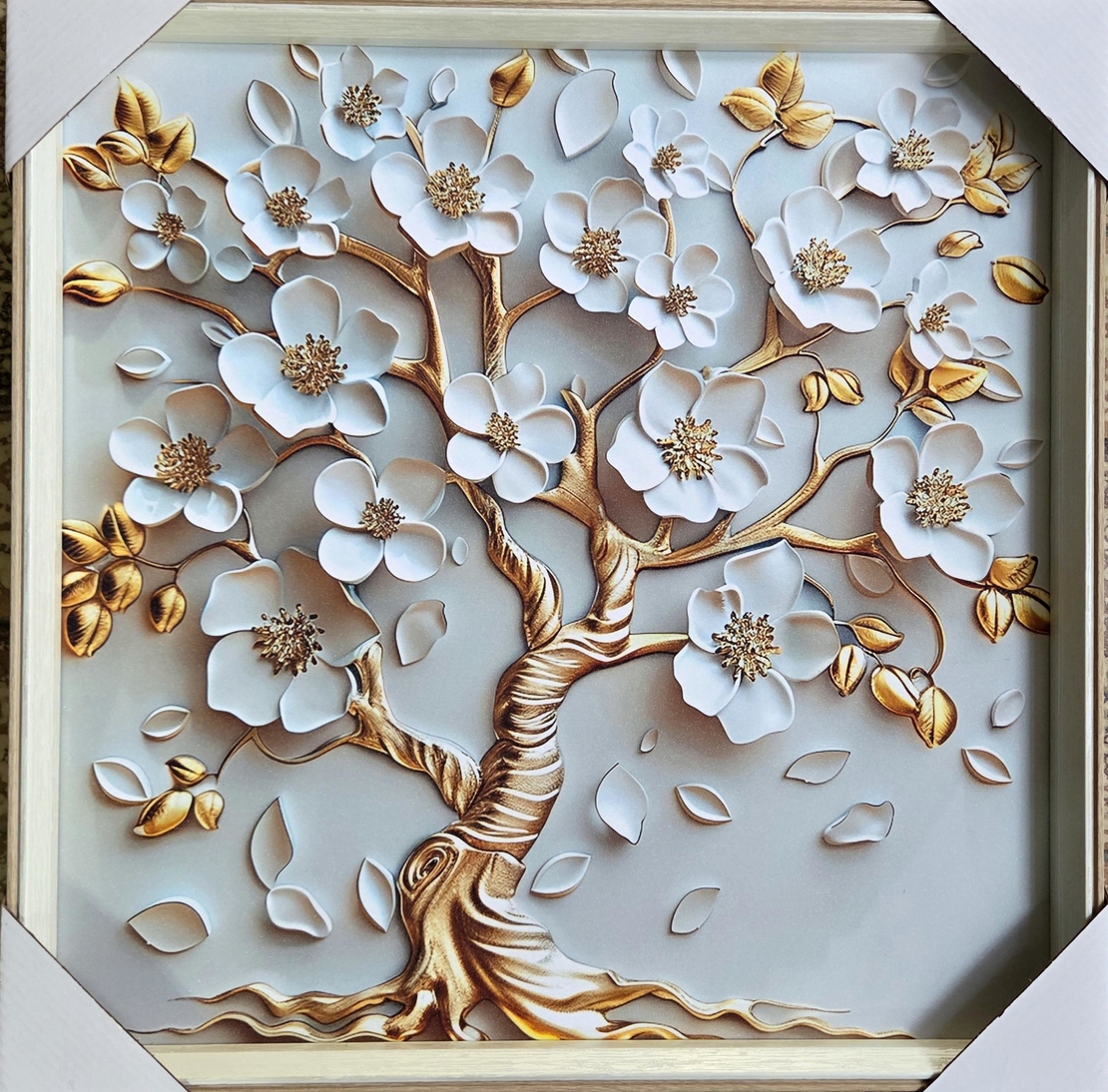 Златното дърво на живота  – елегантна картина с бели цветя, символ на хармония и изобилие