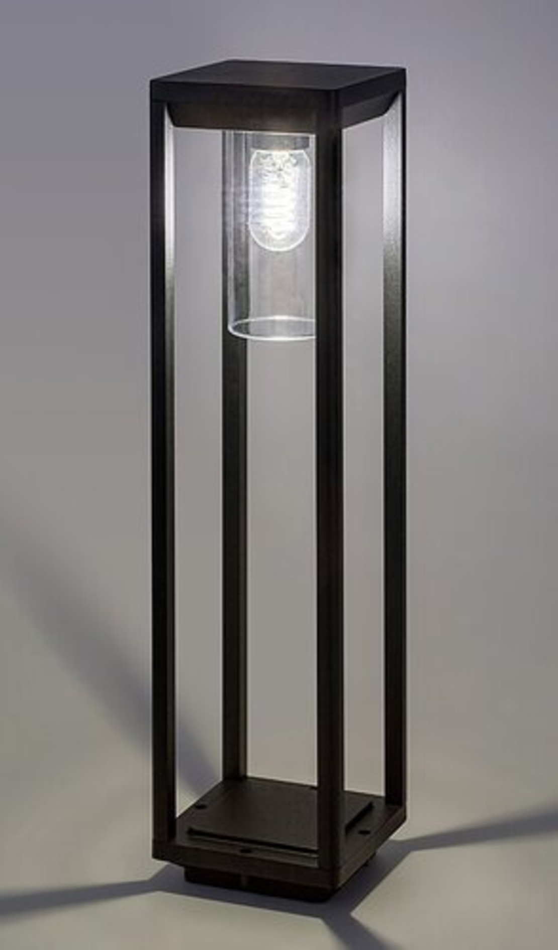 Модерен външен стълб Zernest E27 – стилно градинско осветление с IP54 защита