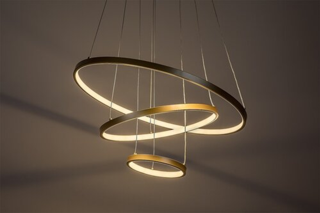 Модерен LED полилей 90W – златен метал и бял силикон с дистанционно управление