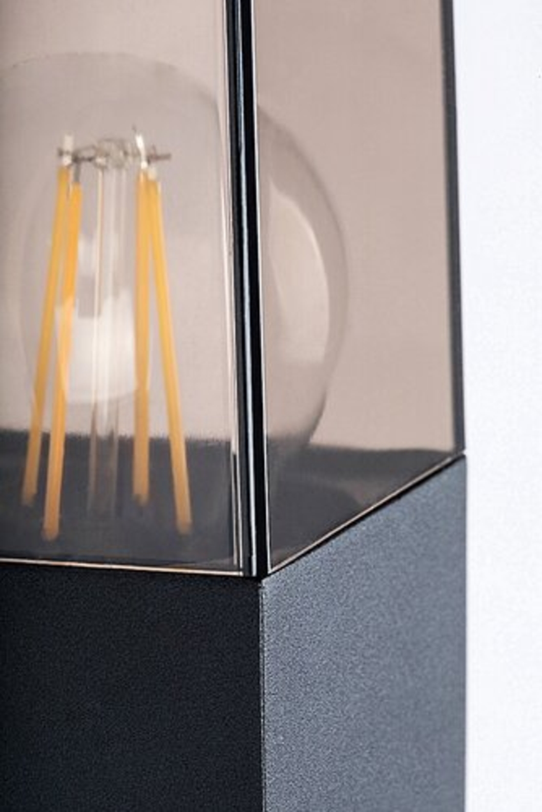 Стилен външен аплик Loanda E27 – модерно фасадно осветление с кафяв прозиращ абажур и IP44 защита