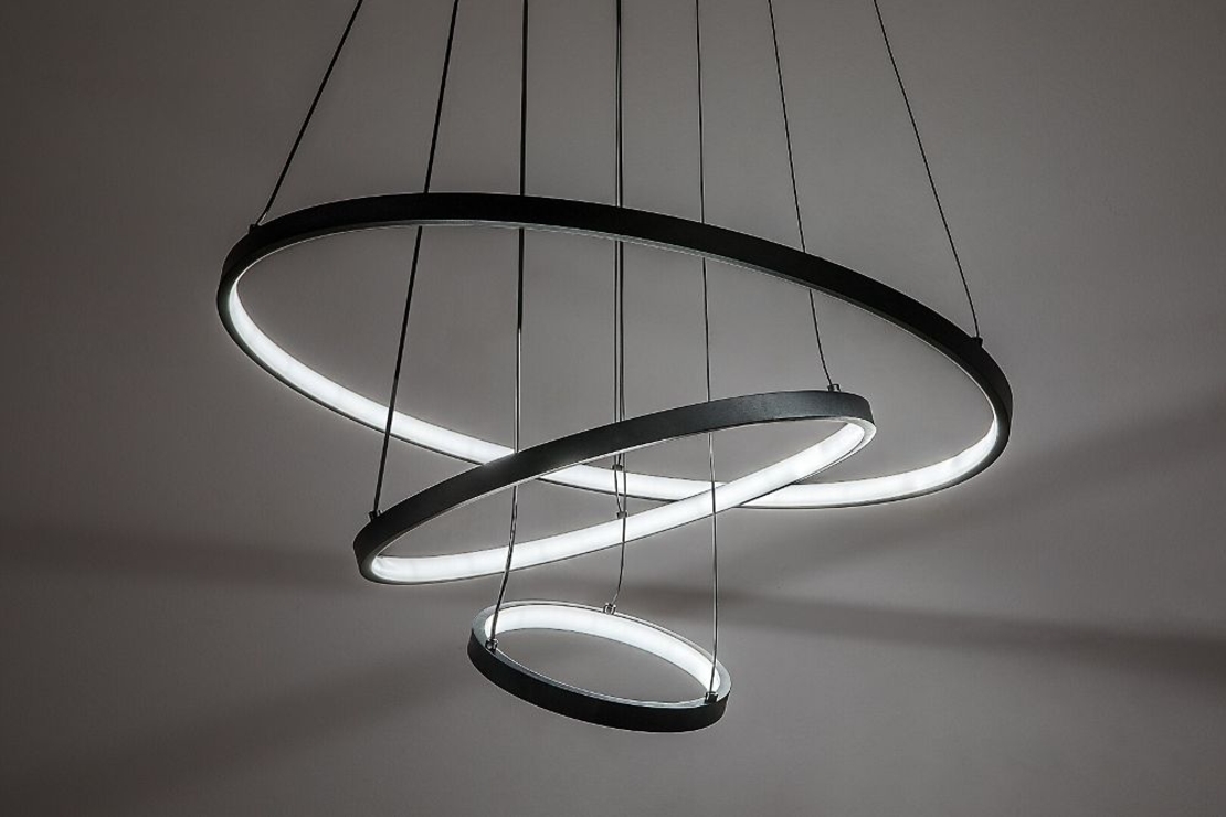 Модерен LED полилей 90W – черен метал, регулируема светлина и дистанционно управление