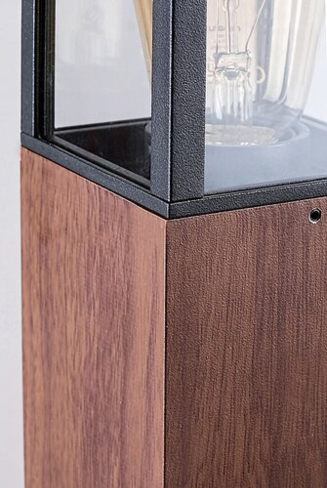 Градински стълб Wales E27 – стилно външно осветление в цвят тъмен дъб с IP44 защита