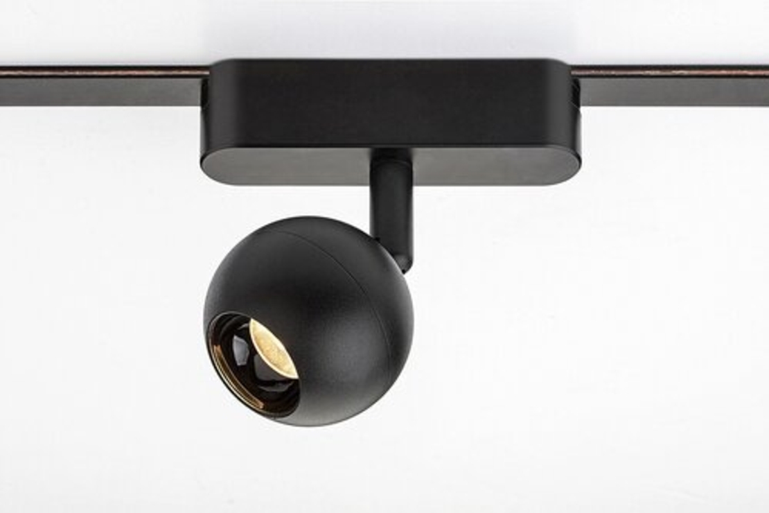 Смарт LED релсов спот – 5W регулируема цветна температура 2700–5500K, Wi-Fi управление, стилен черен алуминий