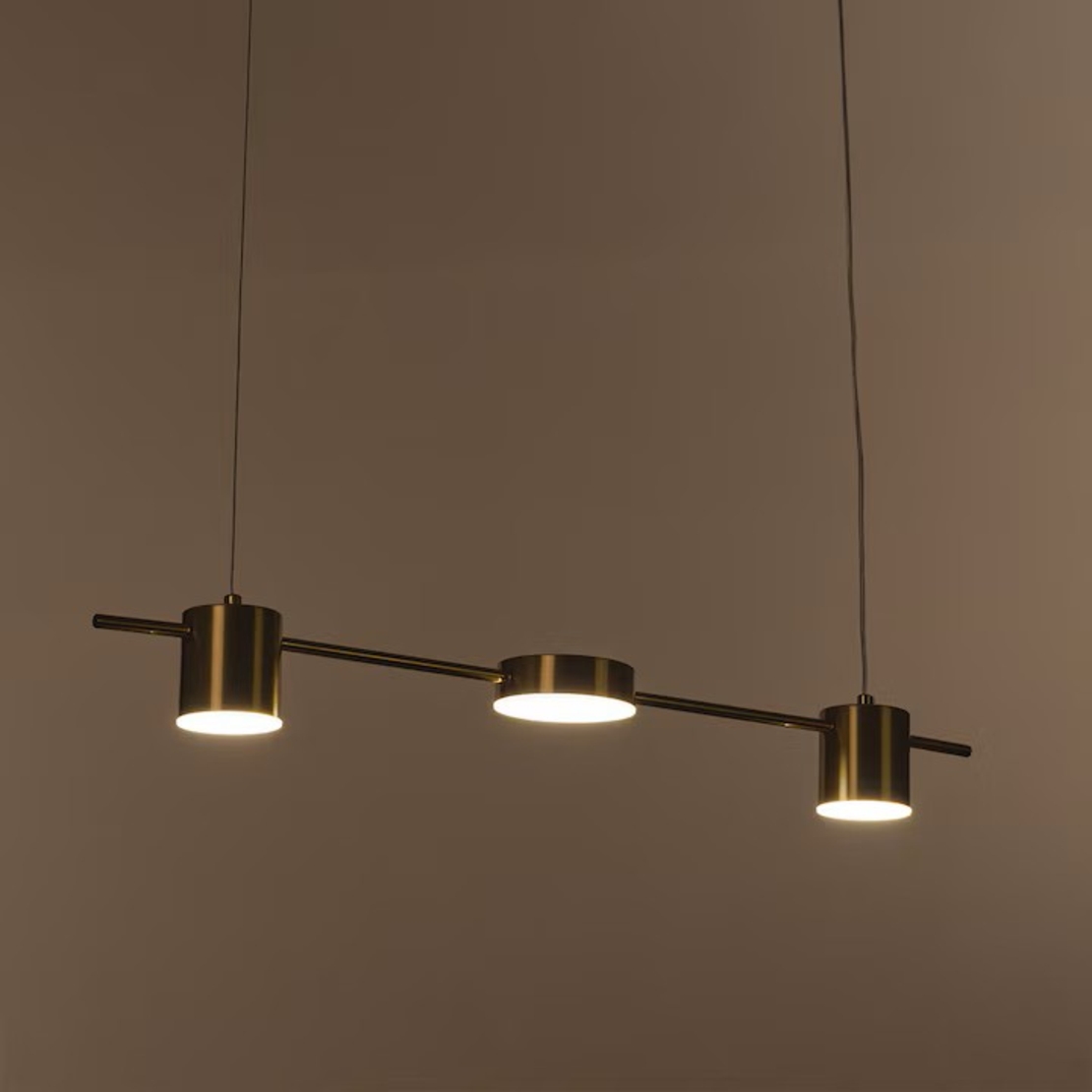 LED полилей „Golden Rings“ – модерно осветление с дистанционно управление