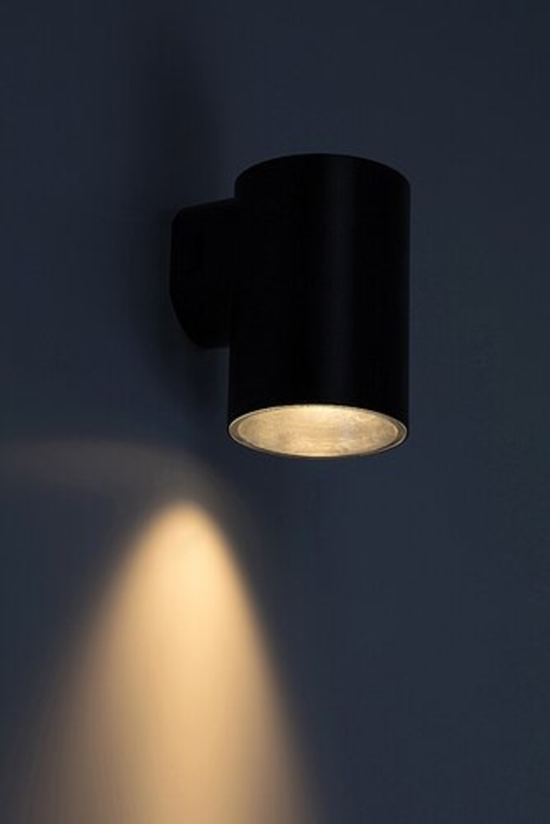 Компактен външен LED аплик Urfa 9W с регулируема светлина – стилен, модерен и защитен