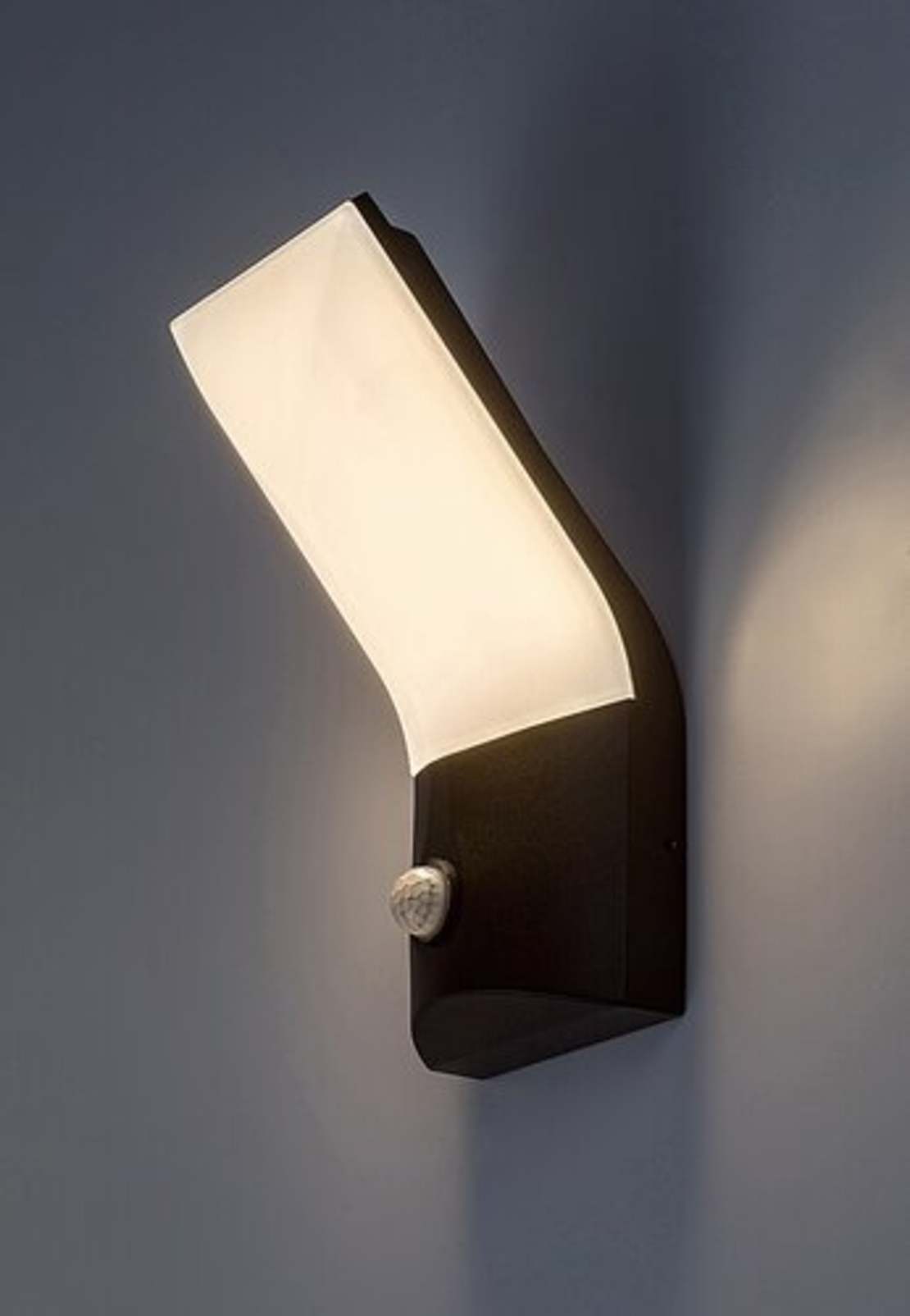 Външен LED аплик Tolna 10W с топло бяла светлина, PIR сензор и IP54 защита