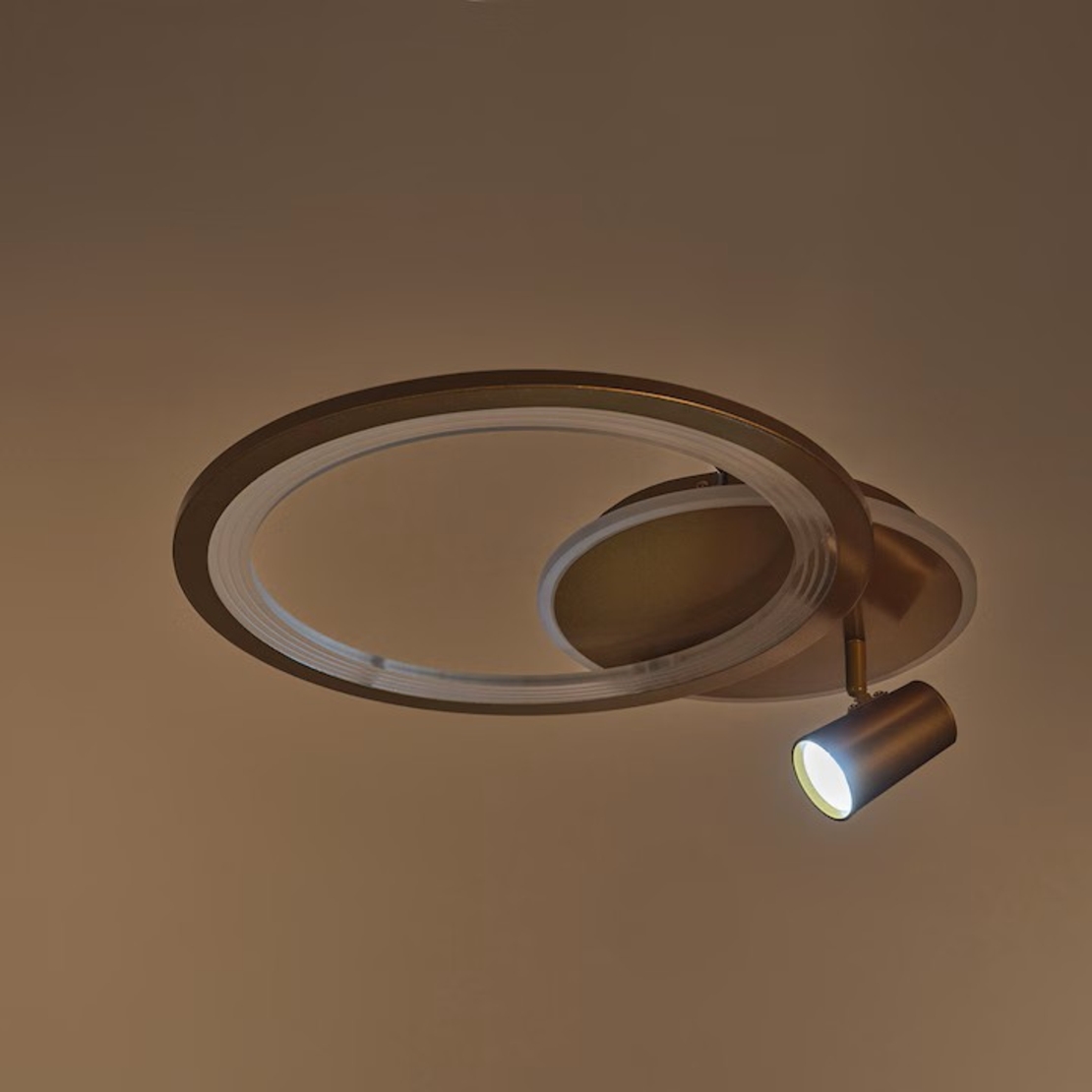 LED таванен плафон 69W – матирано злато със Smart управление, димиране и подвижни рамена