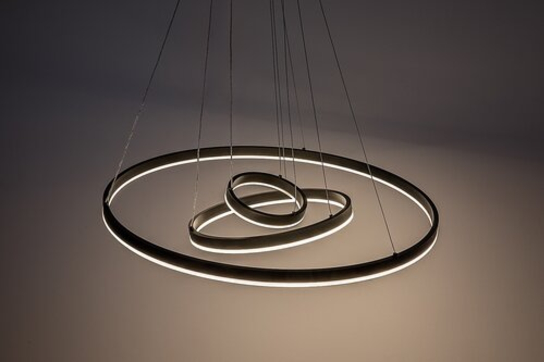 Модерен LED полилей Isaure – 100W, CCT 3000K–6500K, димируем, с дистанционно