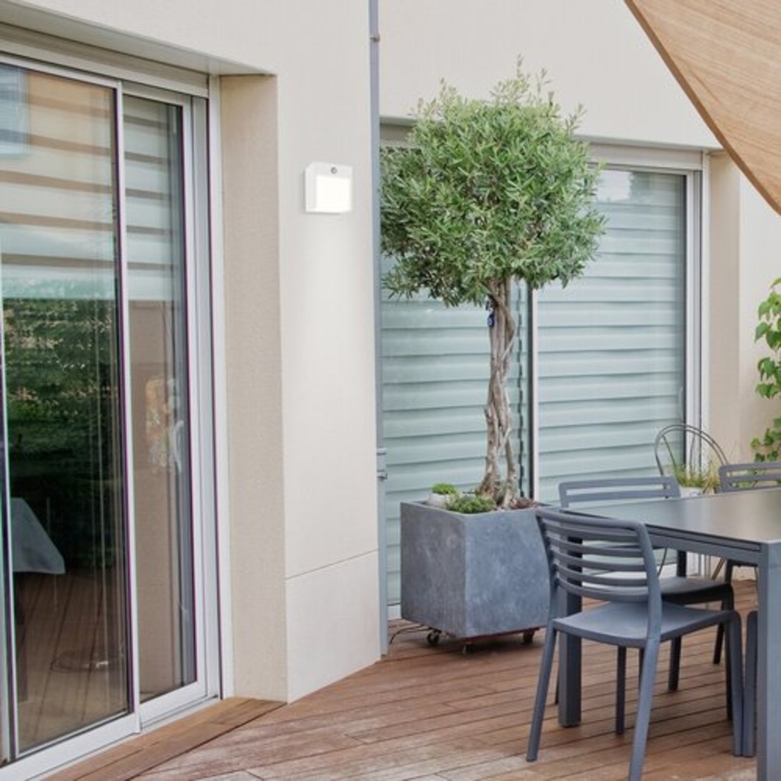 Умен външен бял LED аплик Balimo 12W с PIR сензор – стилно осветление за фасади