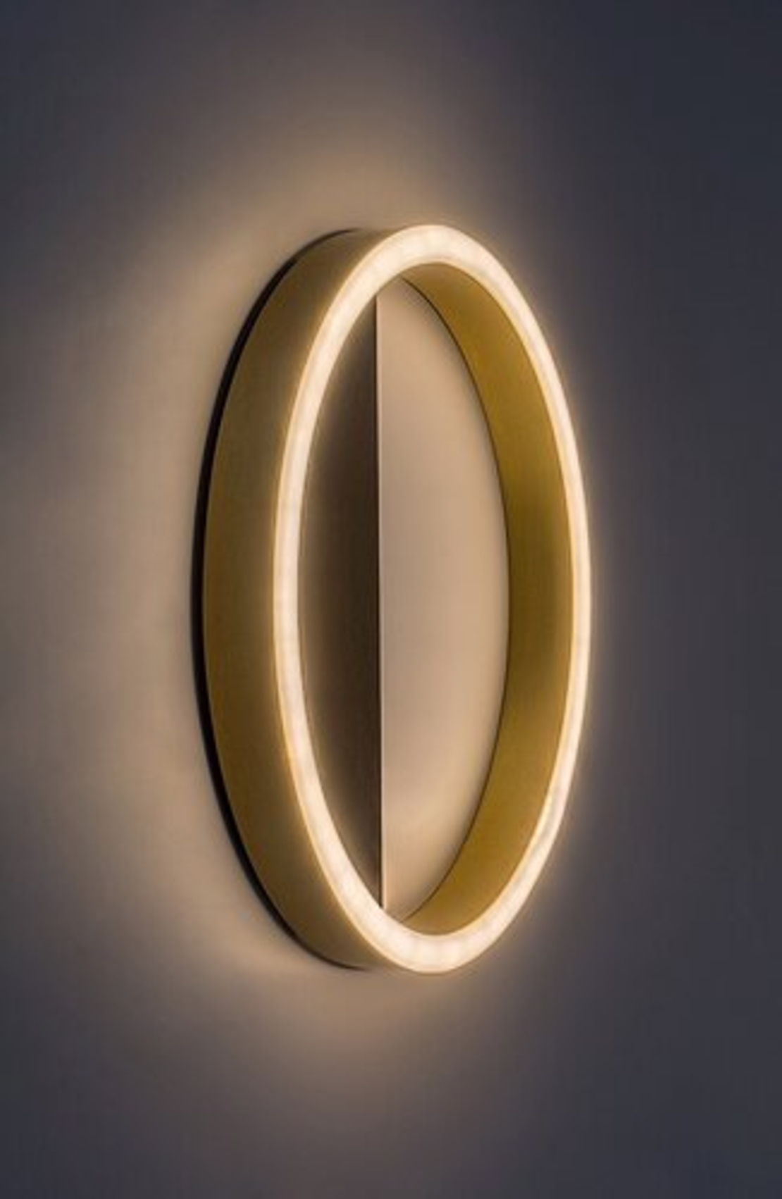 Модерен LED стенен аплик 15W с топло бяла светлина – черен и златен