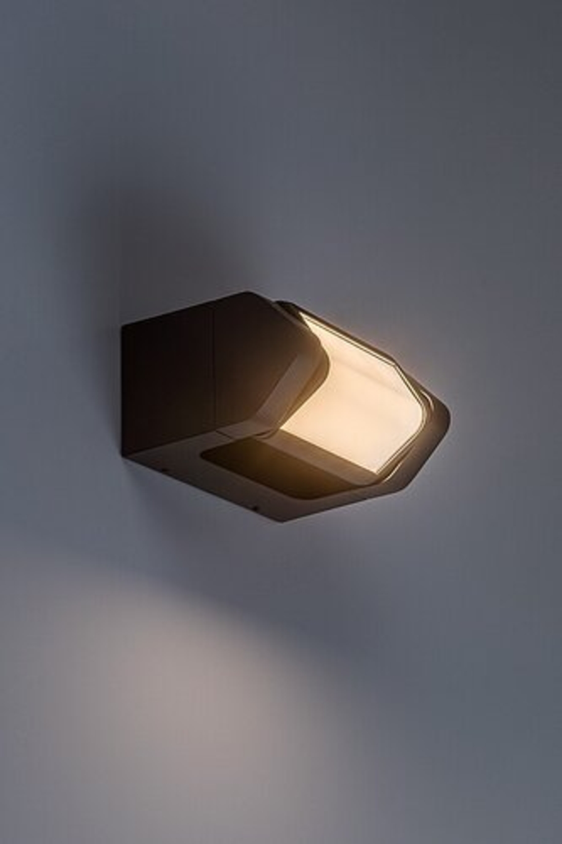 Модерен външен LED аплик Medna 8W с топло бяла светлина