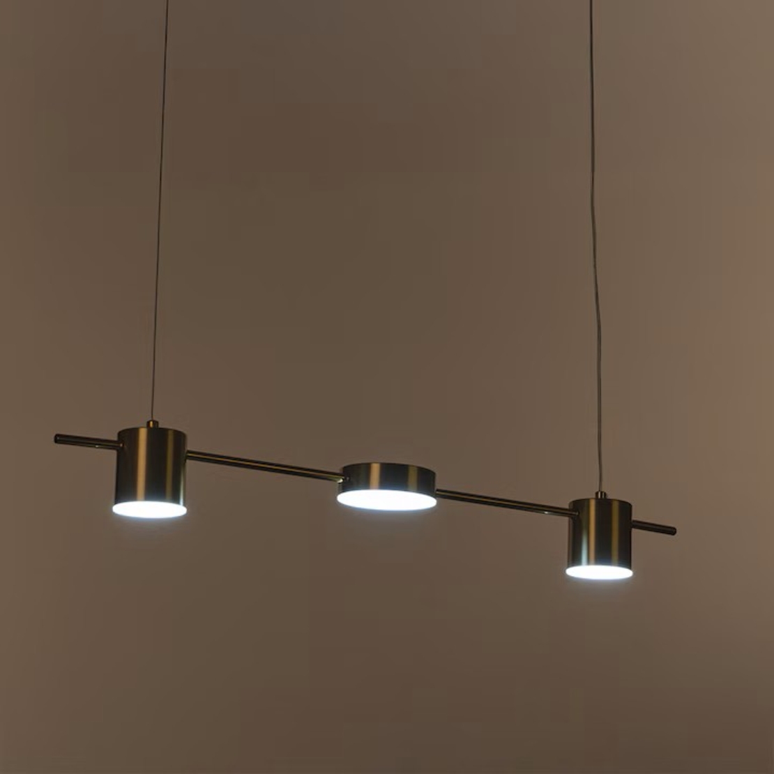 LED полилей „Golden Rings“ – модерно осветление с дистанционно управление