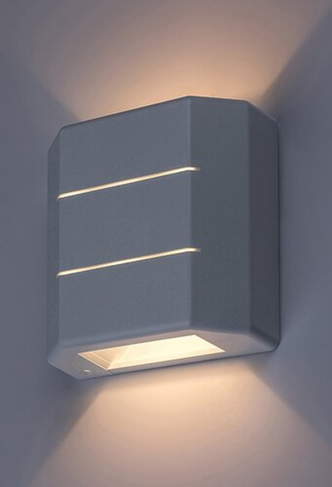 Стилен бял квадратен LED аплик Lippa – компактно фасадно осветление 6W