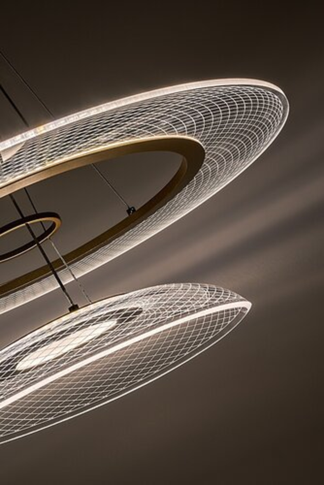 Модерен LED полилей 36W, златен метал и акрил, Ø550 мм