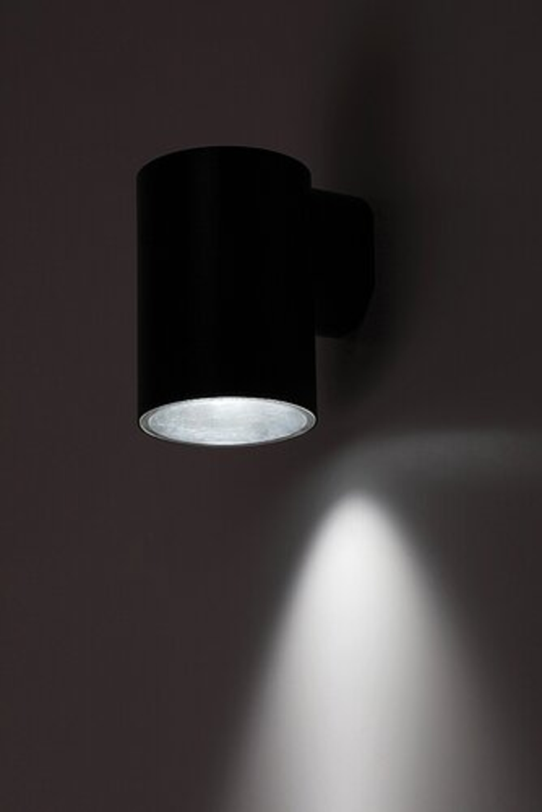 Компактен външен LED аплик Urfa 9W с регулируема светлина – стилен, модерен и защитен