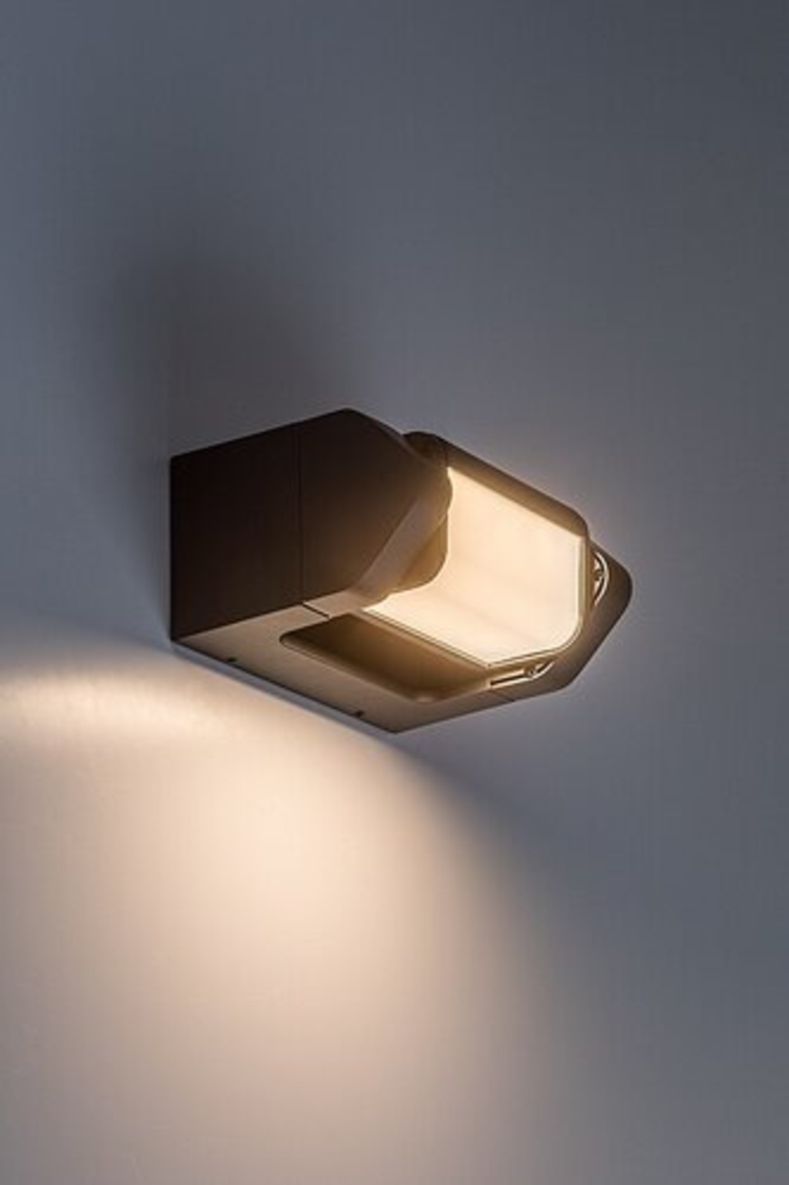 Модерен външен LED аплик Medna 8W с топло бяла светлина