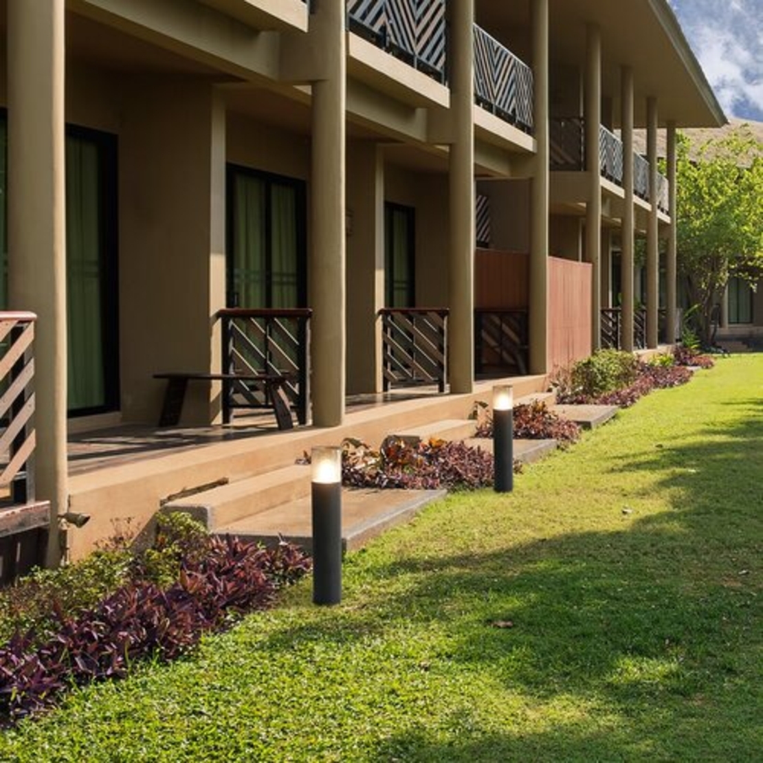 Елегантен градински стълб Teplice E27 – модерно външно осветление с IP44 защита и кафяв прозиращ абажур