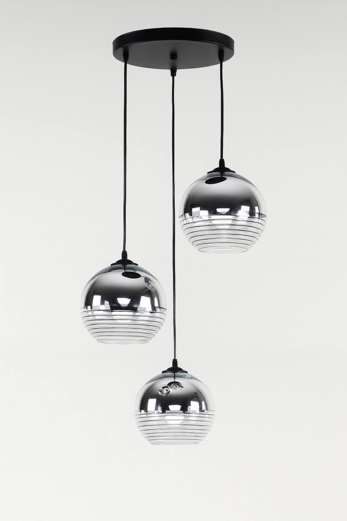 Модерен висящ полилей с три абажура от черно стъкло и хромирано покритие – 3xE27
