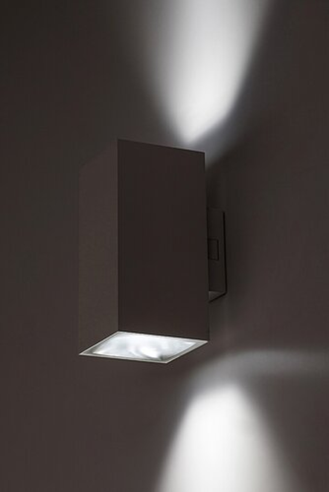 Външен LED аплик Urfa 18W в бял цвят – мощно осветление с регулируема светлина