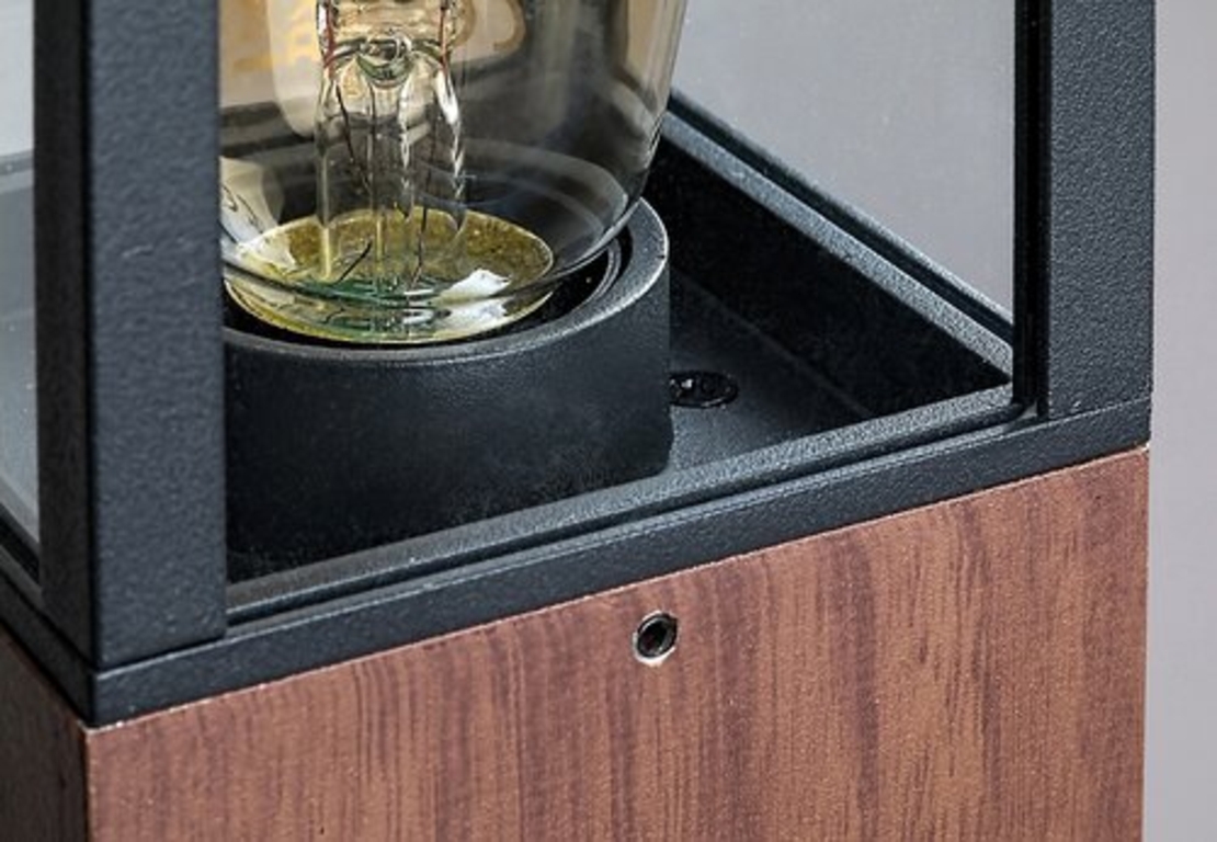 Градински стълб Wales E27 – стилно външно осветление в цвят тъмен дъб с IP44 защита