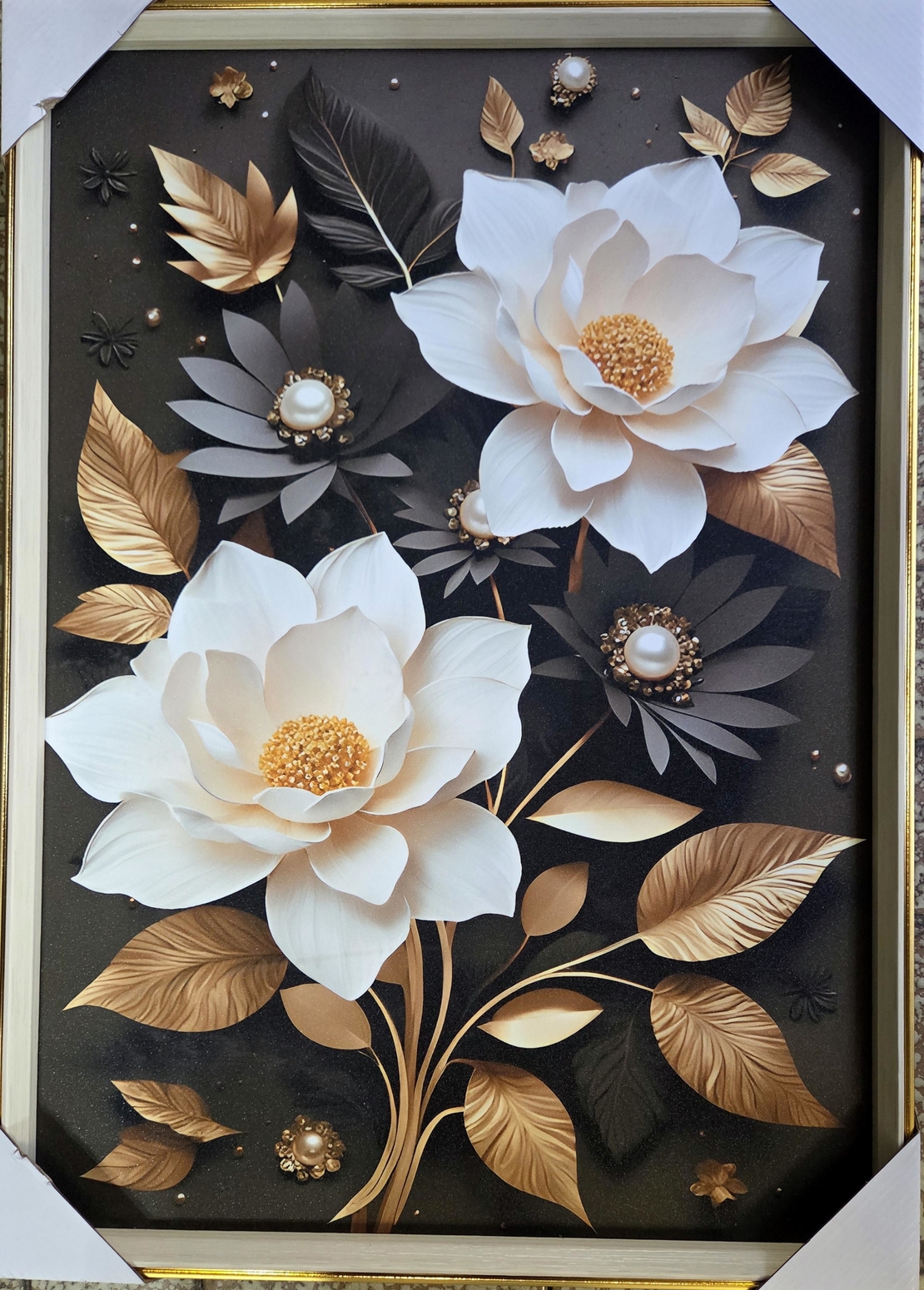 Перлено цвете – луксозна картина с бели цветя и златни акценти, елегантна декорация за стена