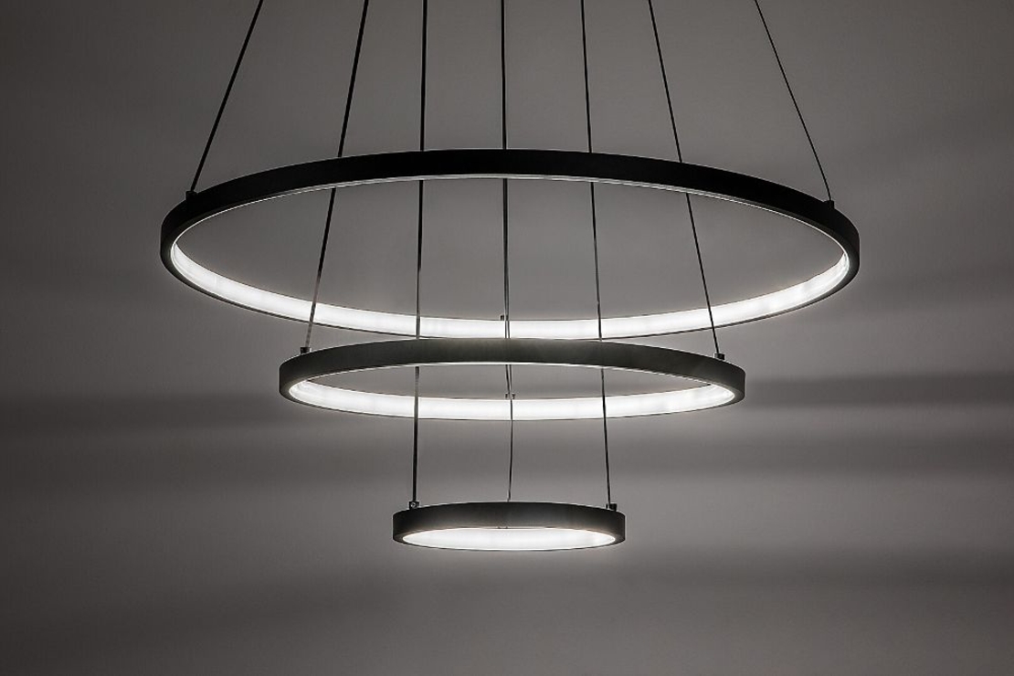 Модерен LED полилей 90W – черен метал, регулируема светлина и дистанционно управление